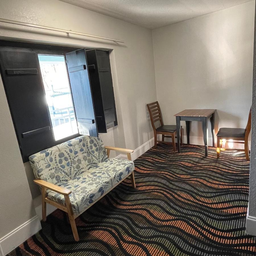 Country Town N' Suites Гатлинбург Экстерьер фото